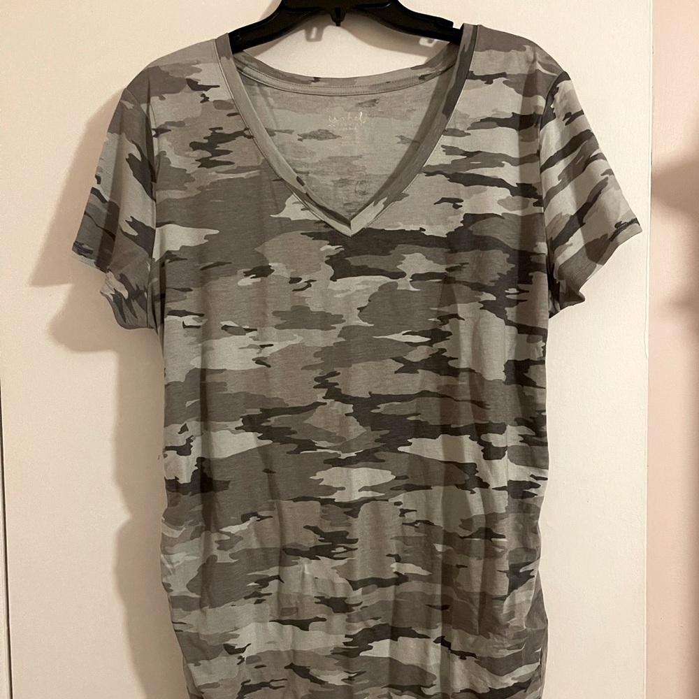 Ingrid & isabel (target brand) camo maternity shirt Sz XXL. Runs small!